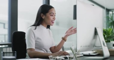 Ofiste iş kadını, bilgisayar ve video görüşmesi, danışmanlık ya da sanal görüşme. Webinar 'daki mutlu bayan işveren iş yerinde iletişim, dalga ya da ağ oluşturma adına gülüyor.