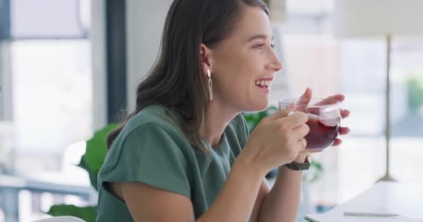 放松点 女商人和茶带着快乐的味道坐在办公室里 对着一家公司微笑 上午与一位年轻沉着的女性一起在工作场所举杯的企业家 玻璃杯和热饮 — 图库视频影像