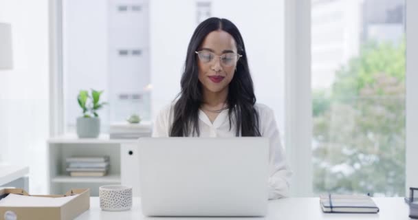 Laptop Wajah Dan Wanita Bisnis Penulis Tempat Kerja Kantor Dengan — Stok Video