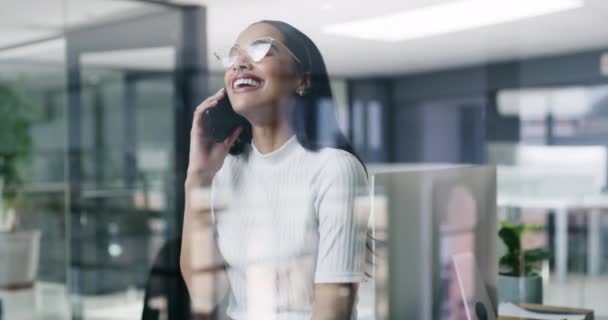 做生意的女人 打电话笑着开玩笑 在办公室里进行有趣的谈话或交流 在工作场所的有趣讨论中 快乐的女员工一边笑一边用手机聊天 — 图库视频影像