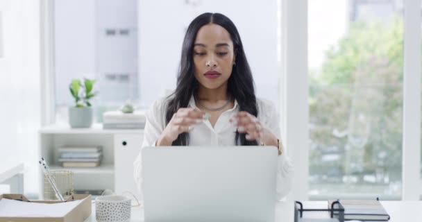 Geschäftsfrau Laptop Und Kopfschmerzen Bei Stress Psychischer Gesundheit Oder Burnout — Stockvideo