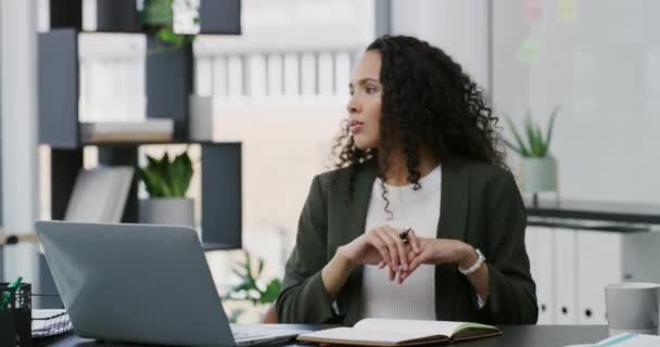 Kadını Dizüstü Bilgisayar Fikirler Için Düşünme Ofis Masasında Şirket Kararında — Stok video