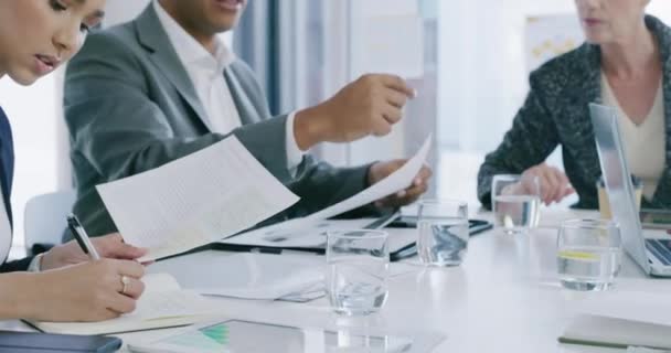 Adamları Evrak Işleri Ofis Yönetim Işbirliğiyle Bir Konferans Odasında Anlaşma — Stok video