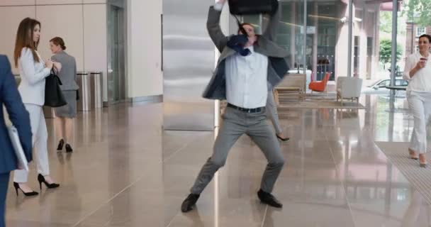 Negócios Dança Homem Lobby Celebração Felicidade Com Alegria Promoção Realização — Vídeo de Stock