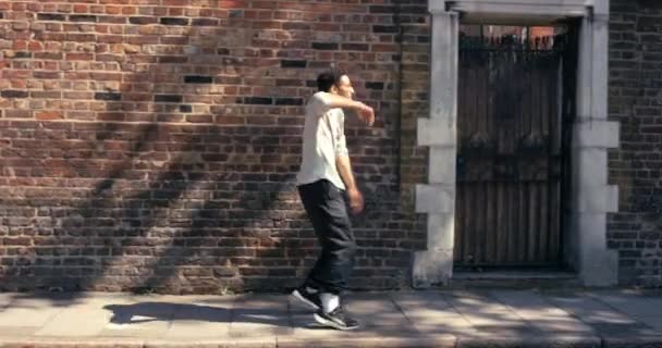 Танец Счастливый Молодой Человек Городе Празднования Свободы Успеха Танцы Улица — стоковое видео