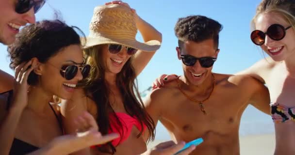 Přátelé Pláž Smích Telefonem Dovolené Létě Pro Zábavu Cestování Venkovní — Stock video