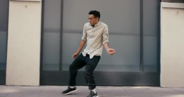 Свобода Танцовщица Мужчина Танцуют Городе Хип Хоп Выступления Празднования Творчества — стоковое видео