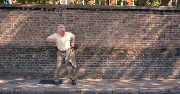 Felice Danza Uomo Anziano Strada Libertà Celebrazione Del Successo Ballando — Video Stock