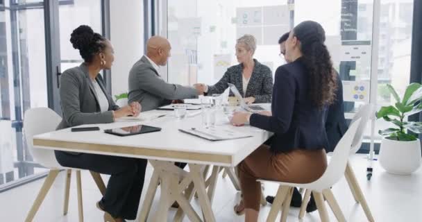 Podnikatelé Podání Ruky Jednání Konferenční Místnosti Spoluprací Managementu Crm Setkání — Stock video