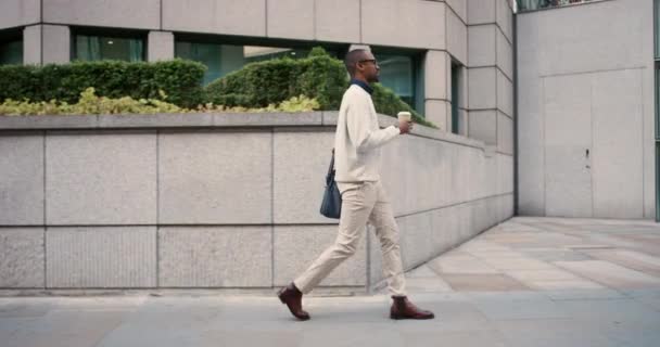 Koffie Wandelen Een Zwarte Man Stad Ochtend Voor Een Pendeldienst — Stockvideo