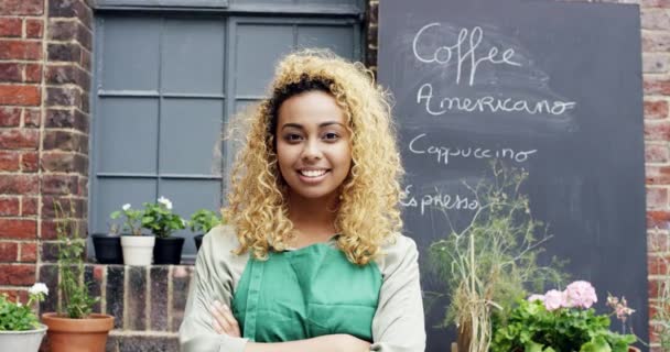 咖啡店服务员和女人手挽手交叉 微笑或在餐厅快乐 在户外咖啡店成功地展示了巴西企业家或企业主的形象 信心和巴里斯塔风格 — 图库视频影像