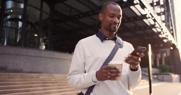 Reggeli Kávé Város Egy Fekete Férfi Telefonnal Közösségi Médiához Kommunikációhoz — Stock videók
