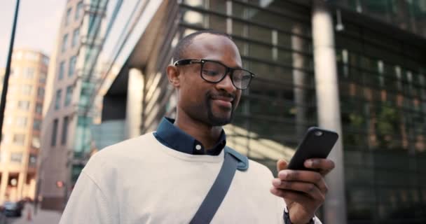 Telefon Komunikace Obchodní Černý Muž Procházející Městě Aby Připojili Jeho — Stock video