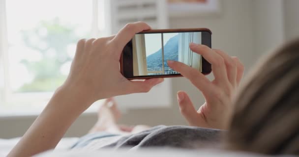 Vrouw Bed Smartphone Met Foto Ontspannen Breken Met Een Vakantie — Stockvideo