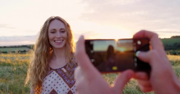 Руки Екран Телефону Зовнішній Вигляд Впливом Соціальних Мереж Фотографія Дівчина — стокове відео
