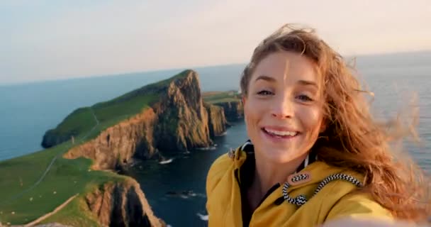 Wędrówki Portret Kobiety Szczęśliwy Świeżym Powietrzu Górskim Przyrodzie Letnie Wakacje — Wideo stockowe