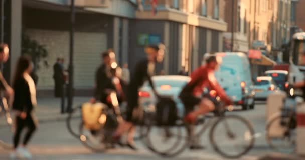 Pessoas Borrão Ciclismo Com Tráfego Viagens Rua Com Carros Movimentação — Vídeo de Stock