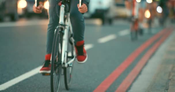 炭素排出量のためのサイクリングレーンで道路 忙しいと人々 自転車での持続可能な交通と朝の通勤のための街の通りの旅行 群衆や自転車のグループ — ストック動画