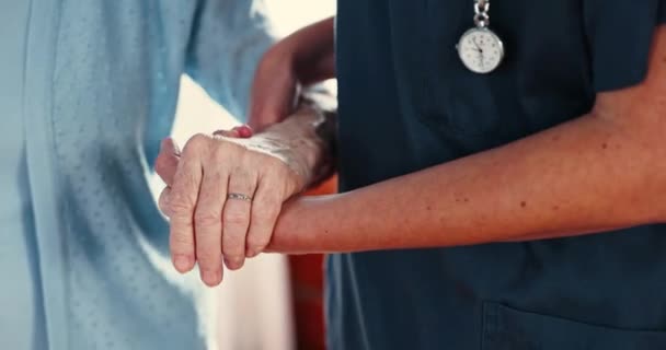 Медсестра Держась Руки Идя Старшим Пациентом Медицинской Поддержки Баланса Медицинского — стоковое видео