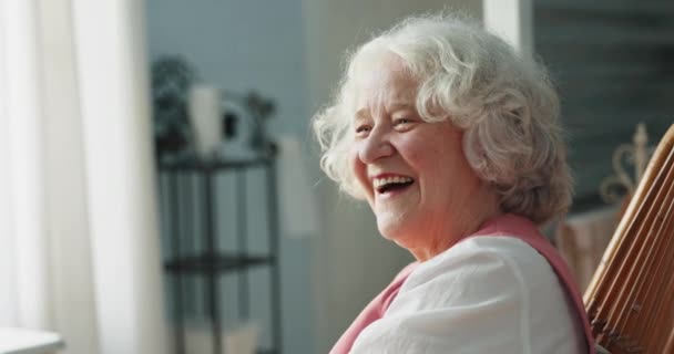Σπίτι Αστεία Και Ηλικιωμένη Γυναίκα Χαμόγελο Σκέψη Και Χαρούμενη Μνήμη — Αρχείο Βίντεο