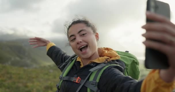 Γυναίκα Πεζοπορία Και Βιντεοκλήση Ομιλία Βουνά Και Δείχνουν Τοποθεσία Χαμόγελο — Αρχείο Βίντεο