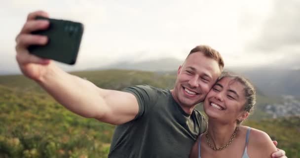 Πεζοπορία Αγάπη Ευτυχισμένο Ζευγάρι Selfie Στη Φύση Για Φωτογραφία Μνήμης — Αρχείο Βίντεο