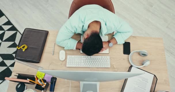 トップビュー オフィスデスク ビジネスマンは 低エネルギーの問題で眠っているか 疲れているか オンラインプロジェクトで疲れている バーンアウトと昼寝 疲労や退屈な研究との過労男性起業家 — ストック動画