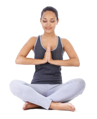 Kadın, yoga ve dua eden eller stüdyoda farkındalık, meditasyon ve bütünsel egzersiz ya da zihinsel sağlık için. Barış, zen ve ruhani inanç için el ele tutuşan kişi beyaz arka planda.