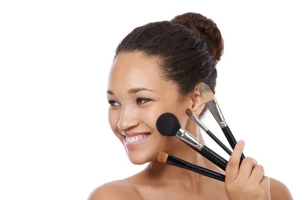 Maquillaje Pinceles Mujer Feliz Estudio Pensando Belleza Fundación Cosméticos Rostro —  Fotos de Stock