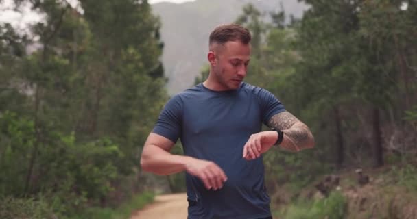 Mann Laufen Oder Smartwatch Wald Für Fitness Herz Kreislauf Ergebnisse — Stockvideo