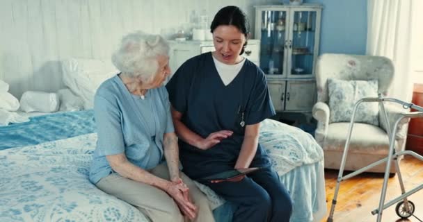 Medisch Tablet Verpleegkundige Met Senior Vrouw Een Consult Slaapkamer Van — Stockvideo
