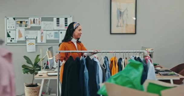 Designer Femme Mode Rail Dans Atelier Marcher Déplacer Produit Dans — Video