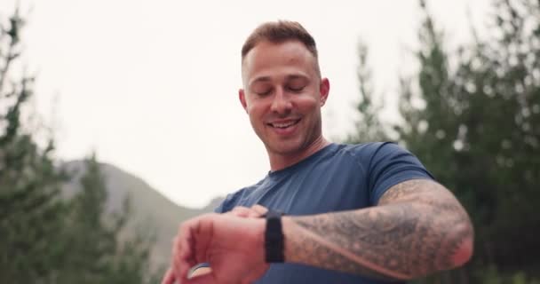Mann Bewegung Und Smart Watch Wald Für Fitness Herz Kreislauf — Stockvideo