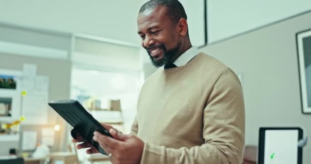 Negocios Hombre Negro Reír Con Tableta Oficina Para Planificación Investigación — Vídeos de Stock
