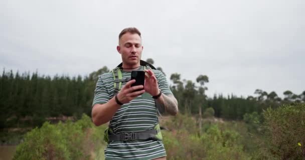 ガイド ナビゲーション 自然の中で歩く森でハイキングする電話 スマートフォン マップ 男性バックパッカー コンパス ロケーション またはアドベンチャーのためのアプリ — ストック動画