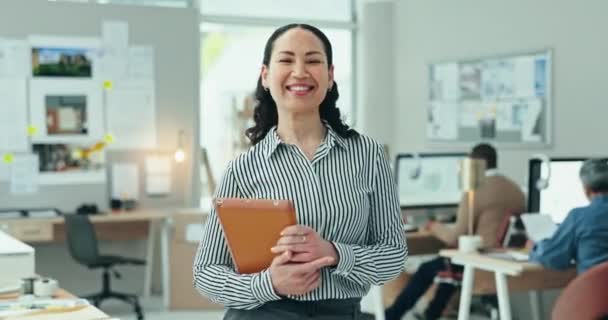 女性和微笑与平板电脑在办公室的连接 在线网络或社交媒体在合作机构 创意创业企业管理中的肖像 快乐员工或数字技术 — 图库视频影像