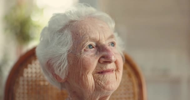 Casa Aposentadoria Mulher Idosa Com Sorriso Pensando Feliz Com Memória — Vídeo de Stock