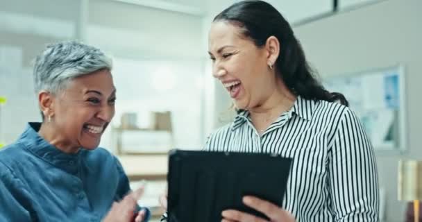 Mujeres Negocios Diseñador Cinco Tableta Para Éxito Línea Logro Los — Vídeo de stock