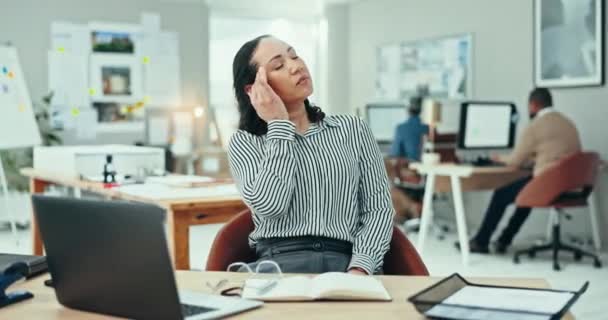 Kopfschmerzen Stress Und Junge Geschäftsfrau Büro Für Forschung Planung Oder — Stockvideo