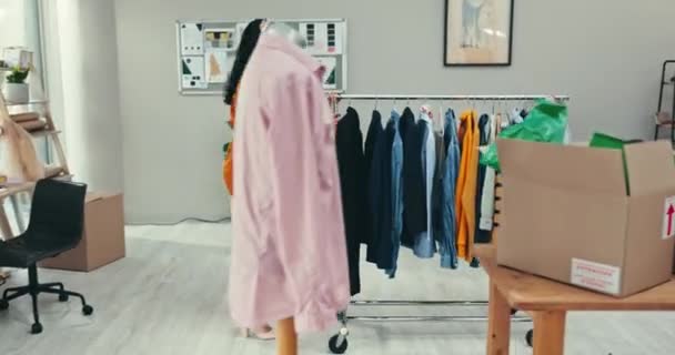 Kleinunternehmen Start Und Frau Mit Modeschiene Boutique Für Kleidung Displays — Stockvideo