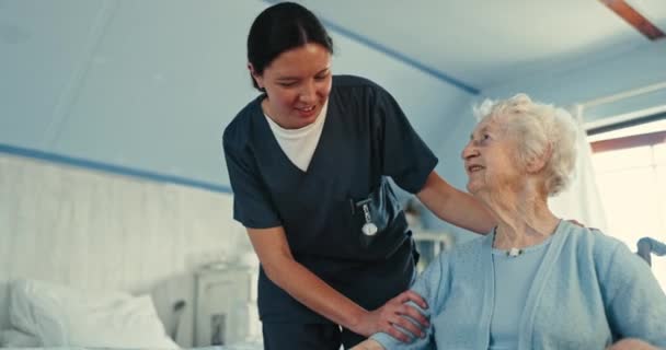 Pielęgniarka Rozmawia Starszą Kobietą Wózku Inwalidzkim Pomoc Medyczną Rehabilitację Lub — Wideo stockowe