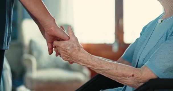 Kapanış Kıdemli Kişi Emeklilik Için Hemşireyle Ele Tutuşmak Bakım Empati — Stok video