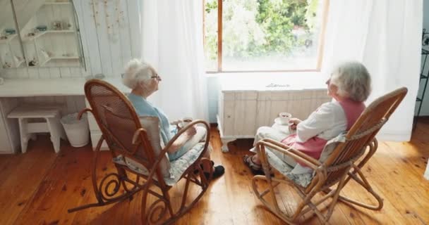 Senior Kvinna Vänner Och Tekopp Genom Fönstret Med Gungstol Koppla — Stockvideo