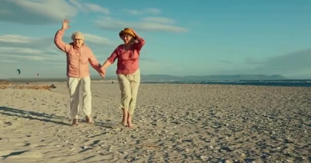 Spiaggia Amici Estate Con Donne Anziane Divertimento Pensione Con Avventura — Video Stock