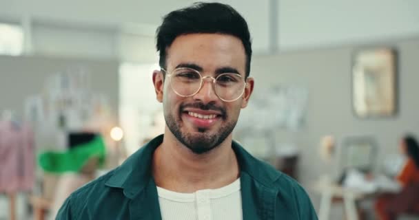 Yüz Modaya Uygun Bir Adam Gülümseme Gözlüklü Girişimci Optometri Rahatlama — Stok video