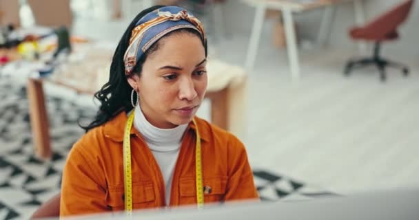 办公室电脑上的女性 创意和时尚设计师 用于研究或在线搜索 在工作场所从事服装观念 设计或创业技术的女性个人 雇员或裁缝 — 图库视频影像