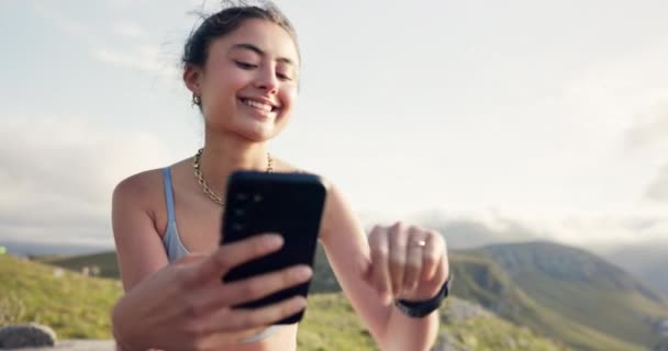 Kvinna Telefon Och Smartwatch Naturen För Fitness Träning Och Träningsdata — Stockvideo