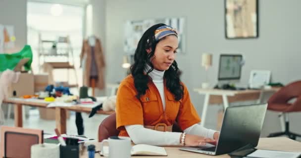 Tasarımcı Kadın Dizüstü Bilgisayar Yeni Başlayan Şirkette Notlar Endüstri Veya — Stok video
