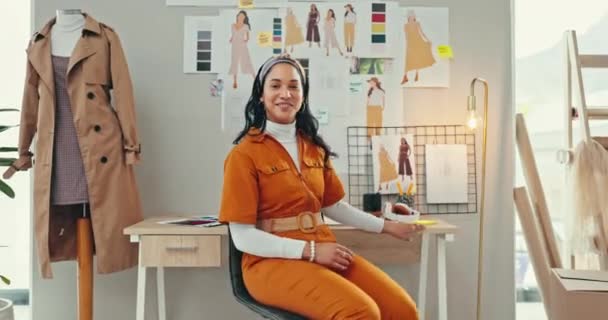 Счастливая Женщина Креативный Модный Дизайнер Малом Бизнесе Предпринимательстве Бутике Офисе — стоковое видео