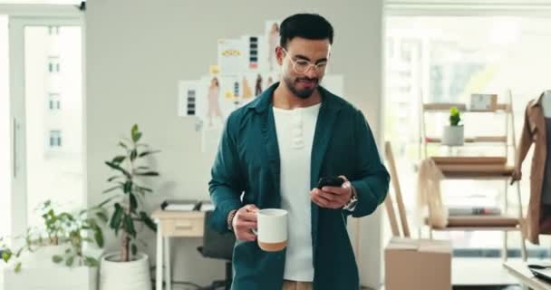Business Kaffee Und Mann Mit Smartphone Tippen Und Online Bestellung — Stockvideo